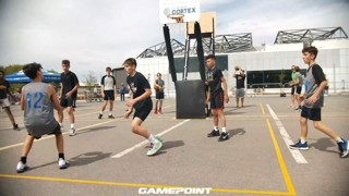 Adolescents jouant au basketball