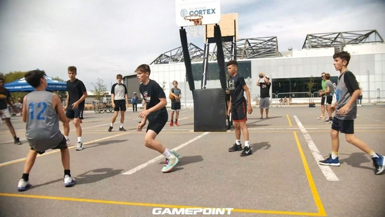 Adolescents jouant au basketball